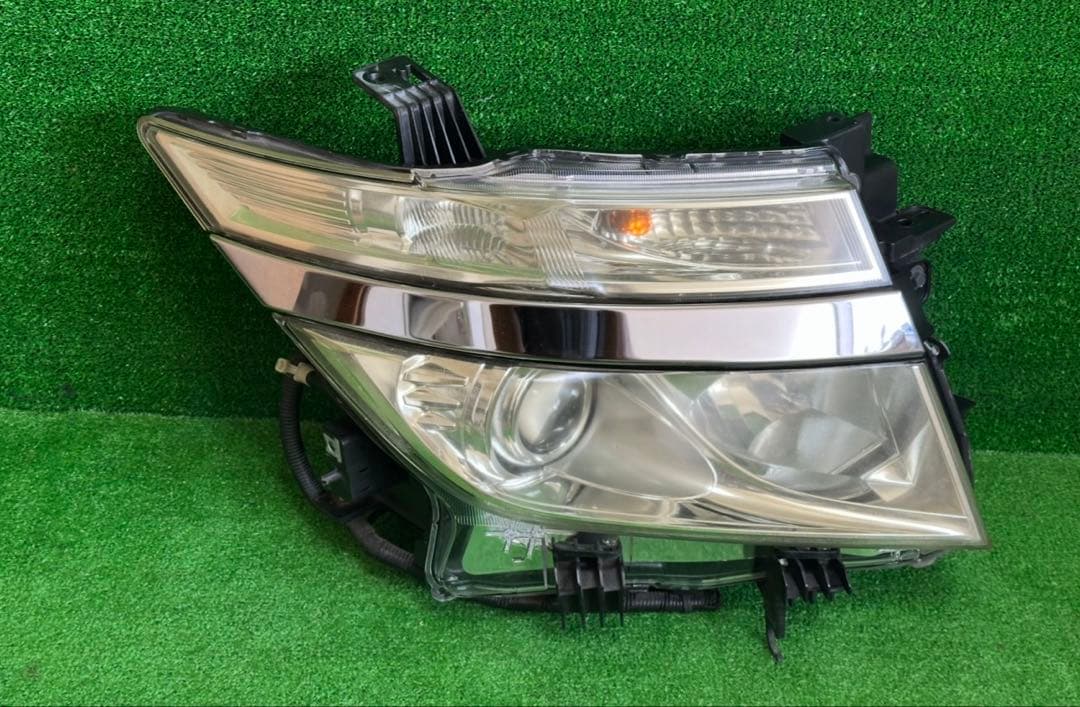 日産エルグランドTNE52用 KOITO 100-23008 HIDヘッドライト