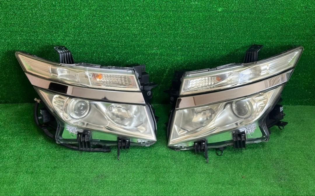 日産エルグランドTNE52用 KOITO 100-23008 HIDヘッドライト