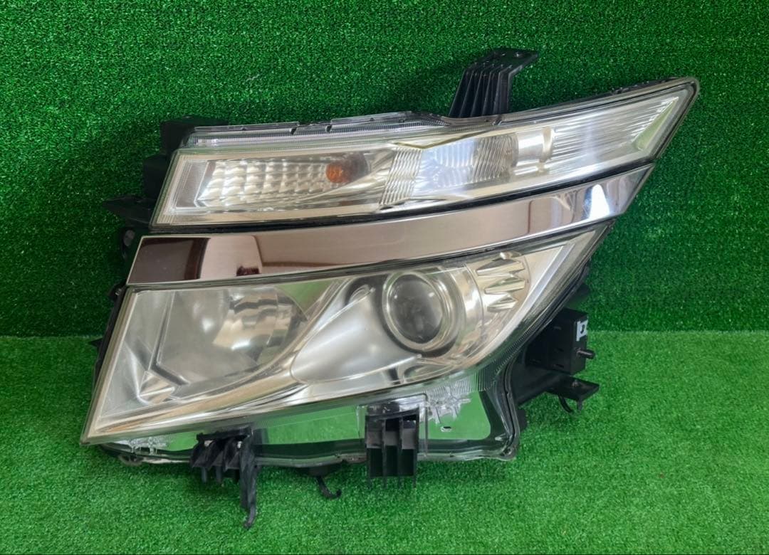 日産エルグランドTNE52用 KOITO 100-23008 HIDヘッドライト