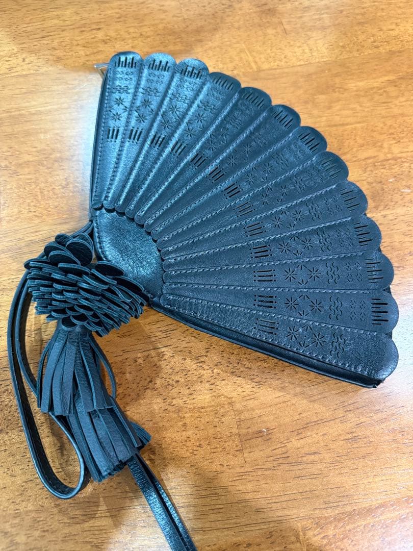 LOEWE 扇子型ブラッククラッチバッグ 値下げ可能