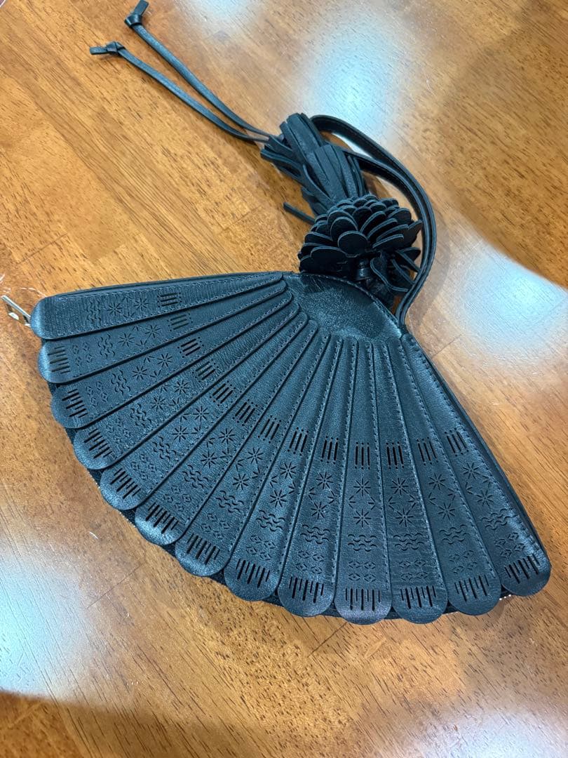 LOEWE 扇子型ブラッククラッチバッグ 値下げ可能