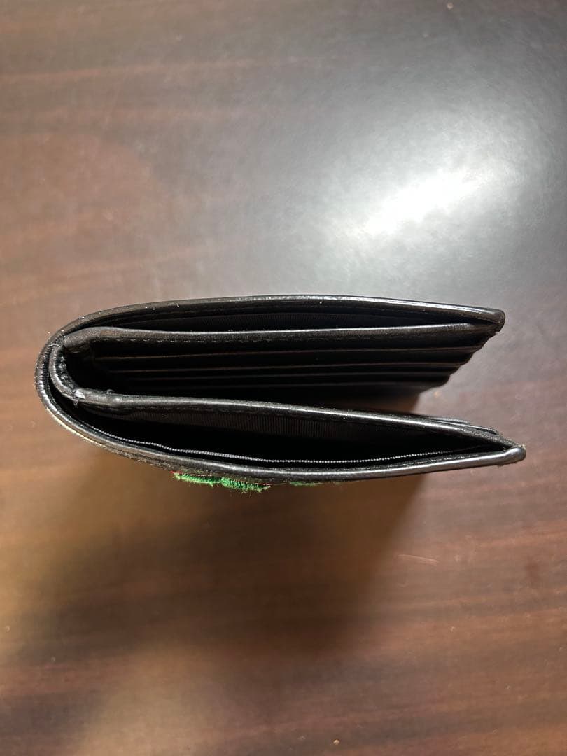 Gucci 二つ折り財布 黒刺繍ロゴ