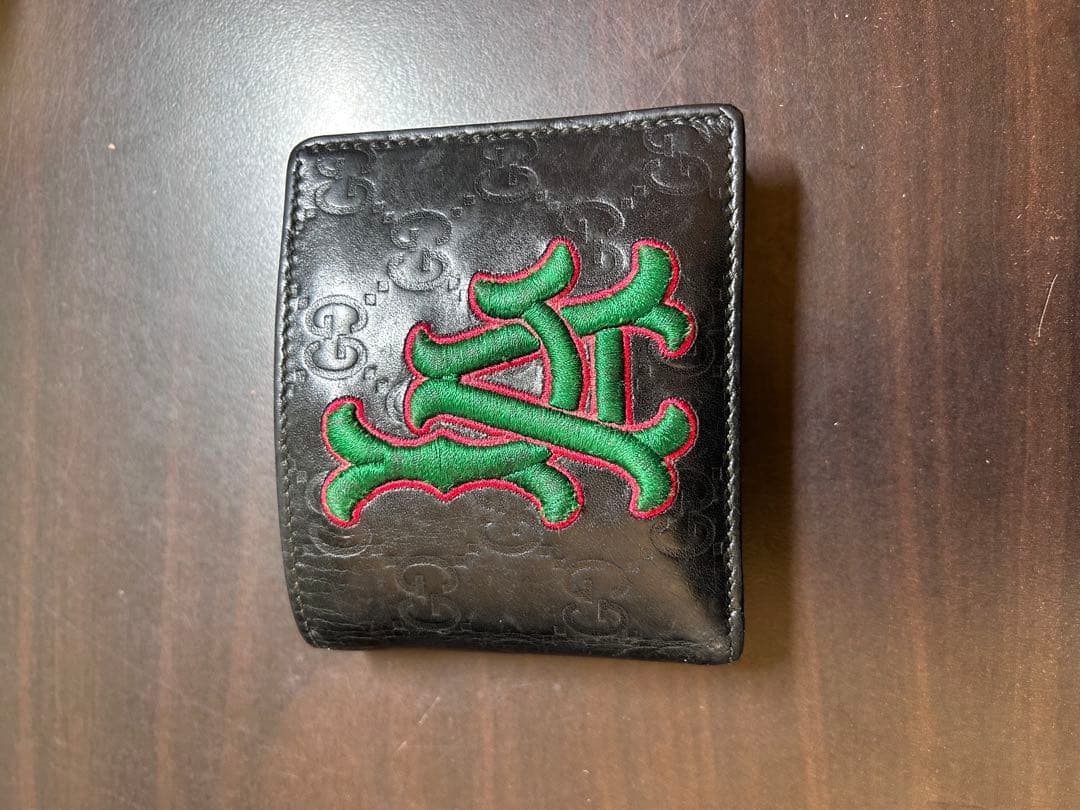 Gucci 二つ折り財布 黒刺繍ロゴ