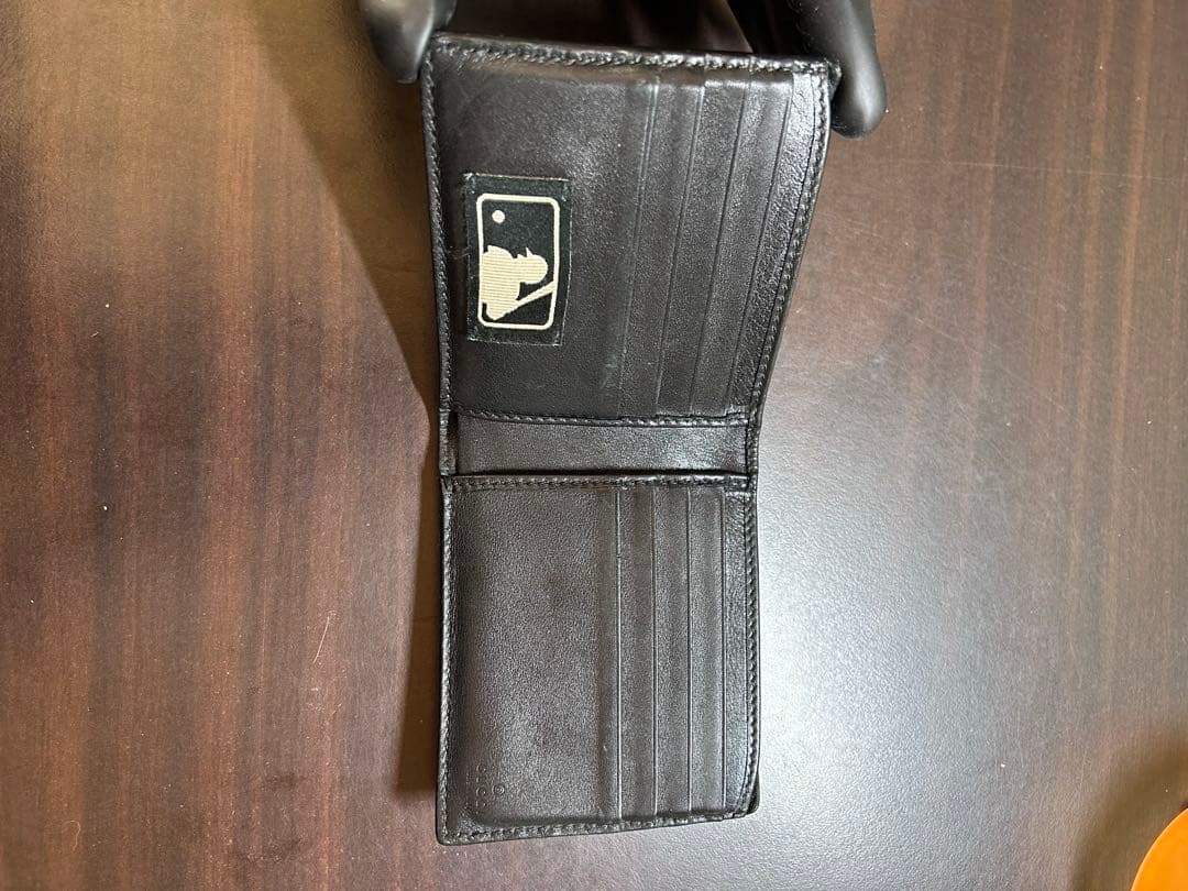 Gucci 二つ折り財布 黒刺繍ロゴ