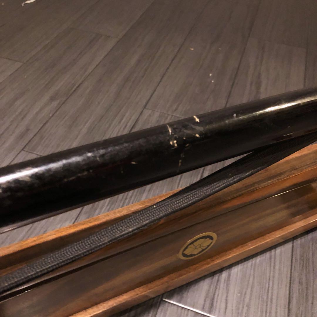高級模造刀　樋入り刀身　革柄　居合刀　優波紋　黒拵え　太刀