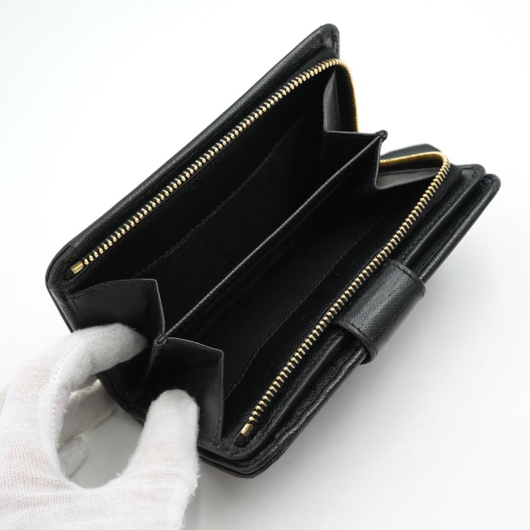 ✨極上美品✨　プラダ　二つ折り　サフィアーノレザー　メタルロゴ　黒　箱付き