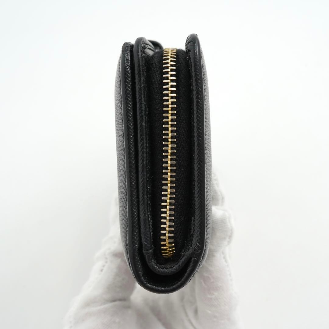 ✨極上美品✨　プラダ　二つ折り　サフィアーノレザー　メタルロゴ　黒　箱付き
