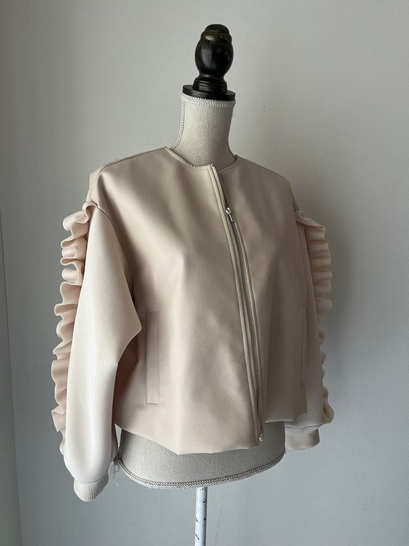 バニラベージュ　お袖ラッフルブルゾン