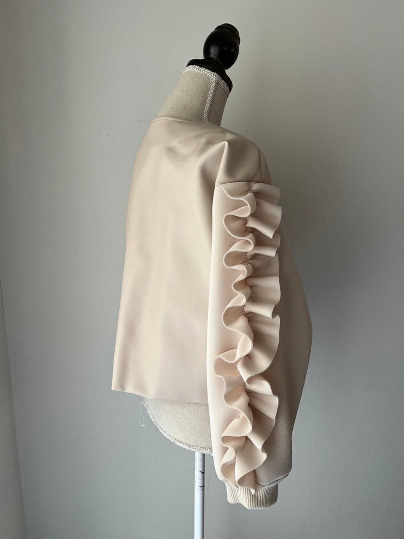 バニラベージュ　お袖ラッフルブルゾン