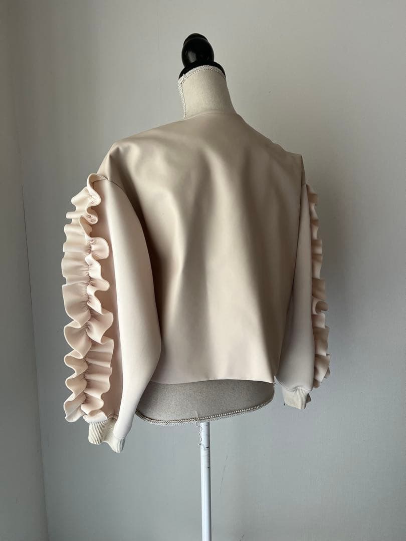 バニラベージュ　お袖ラッフルブルゾン