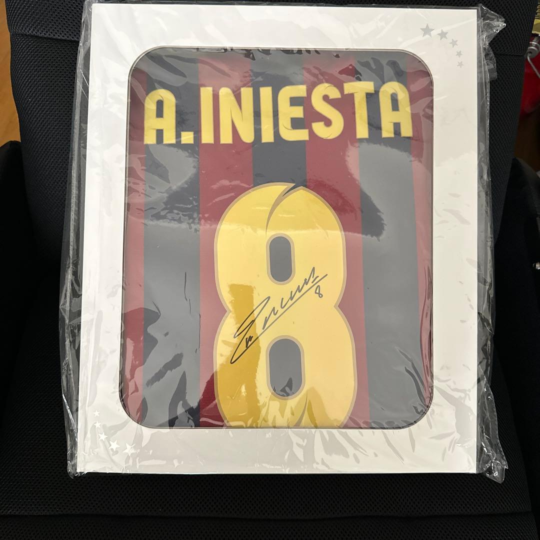 A. INIESTA サイン入り記念品 背番号8