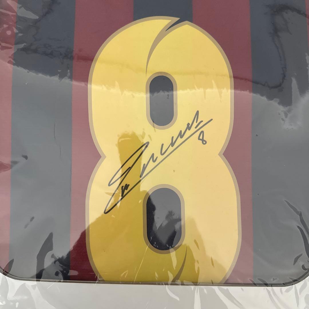 A. INIESTA サイン入り記念品 背番号8