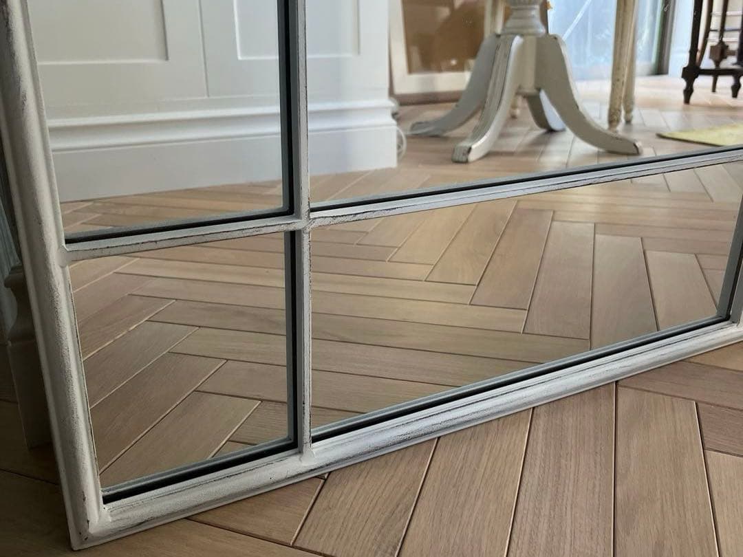 窓の形がおしゃれな、アイアンウィンドウミラー