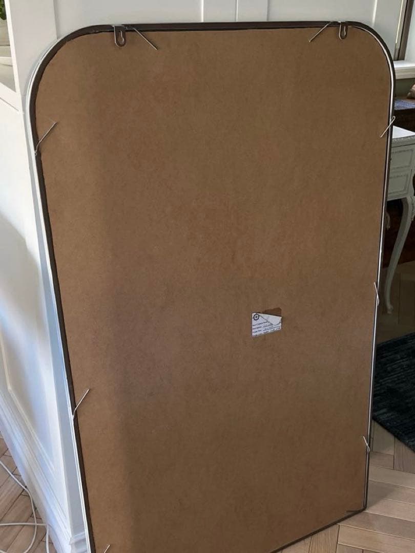 窓の形がおしゃれな、アイアンウィンドウミラー