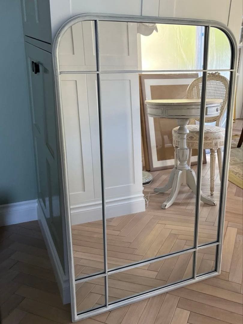 窓の形がおしゃれな、アイアンウィンドウミラー