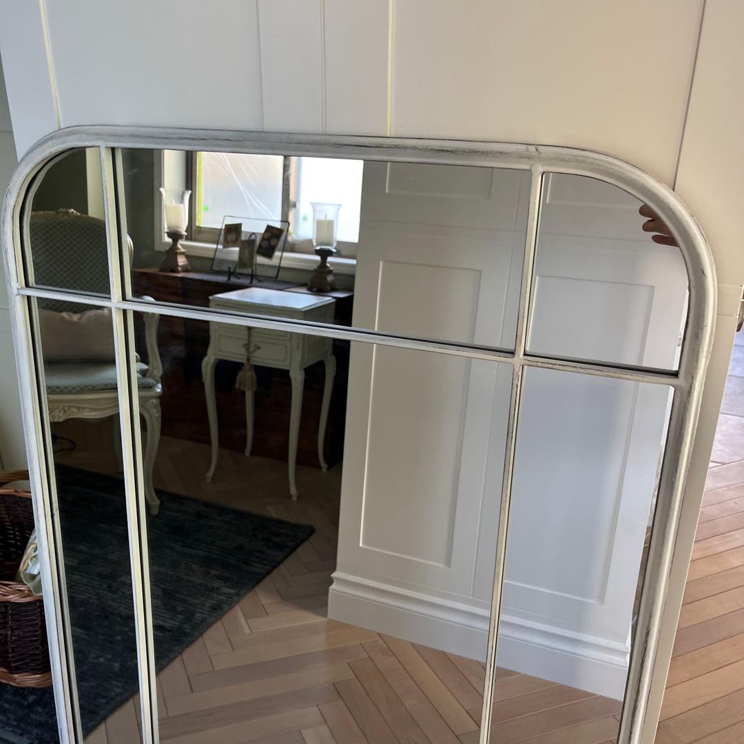 窓の形がおしゃれな、アイアンウィンドウミラー