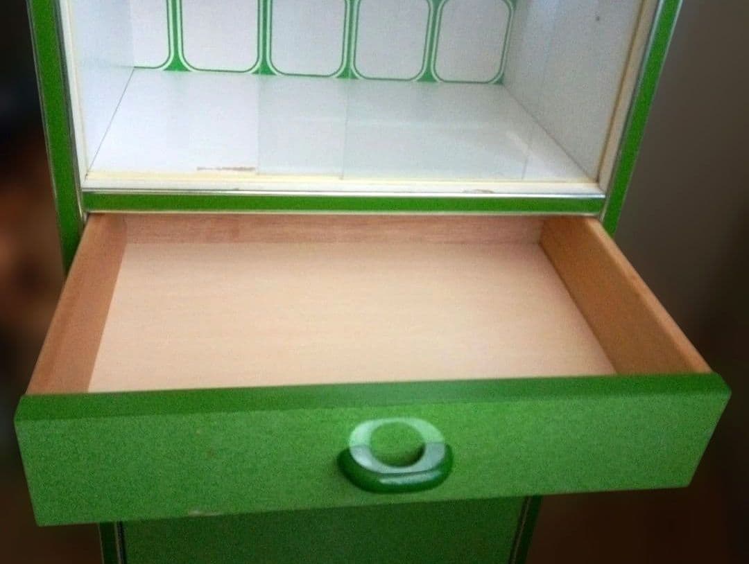 昭和レトロ 緑と白の木製キッチン収納キャビネット