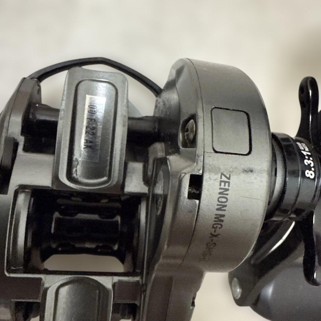 アブガルシア　ゼノン MG-X 8.3SHS-L　ハイギア(左)