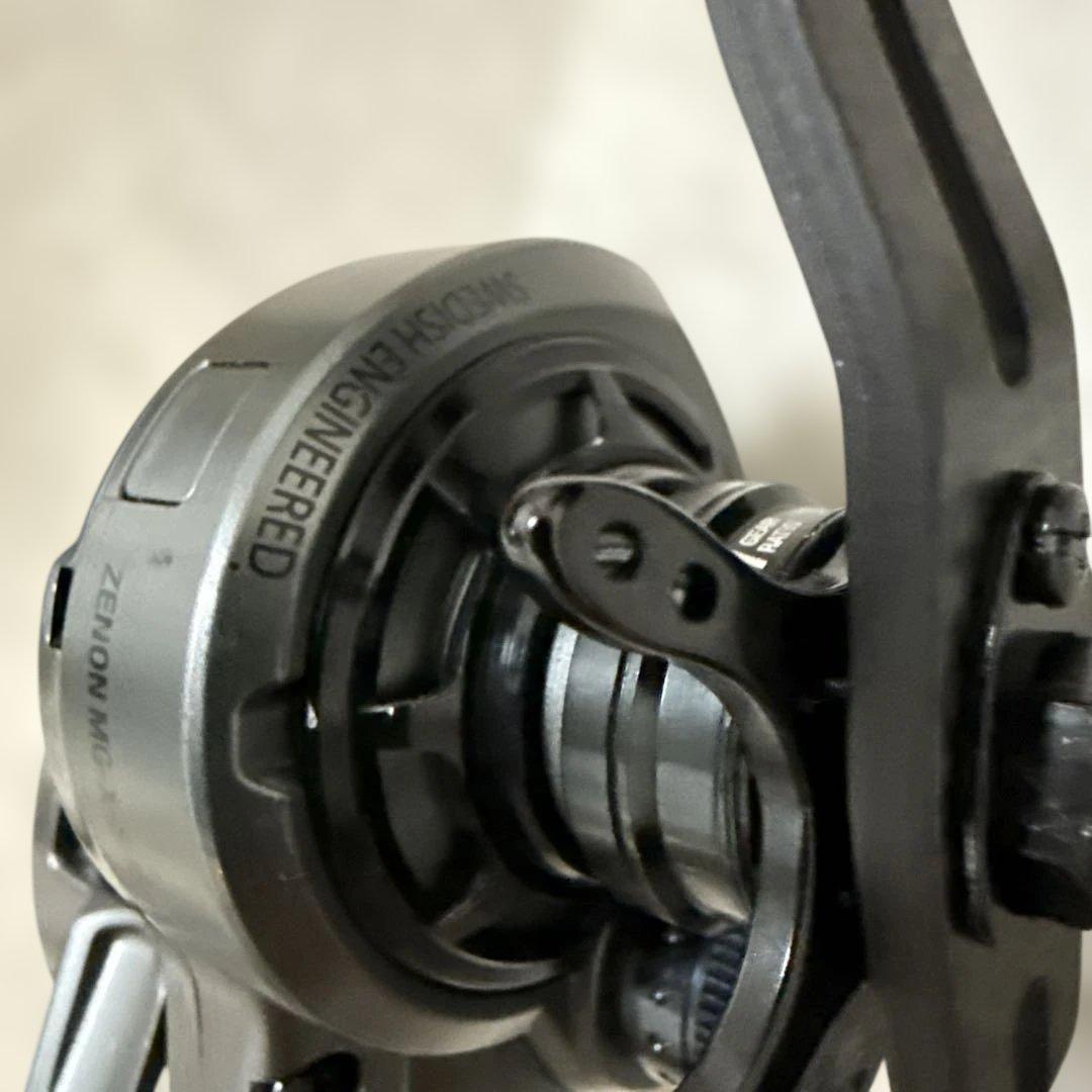 アブガルシア　ゼノン MG-X 8.3SHS-L　ハイギア(左)