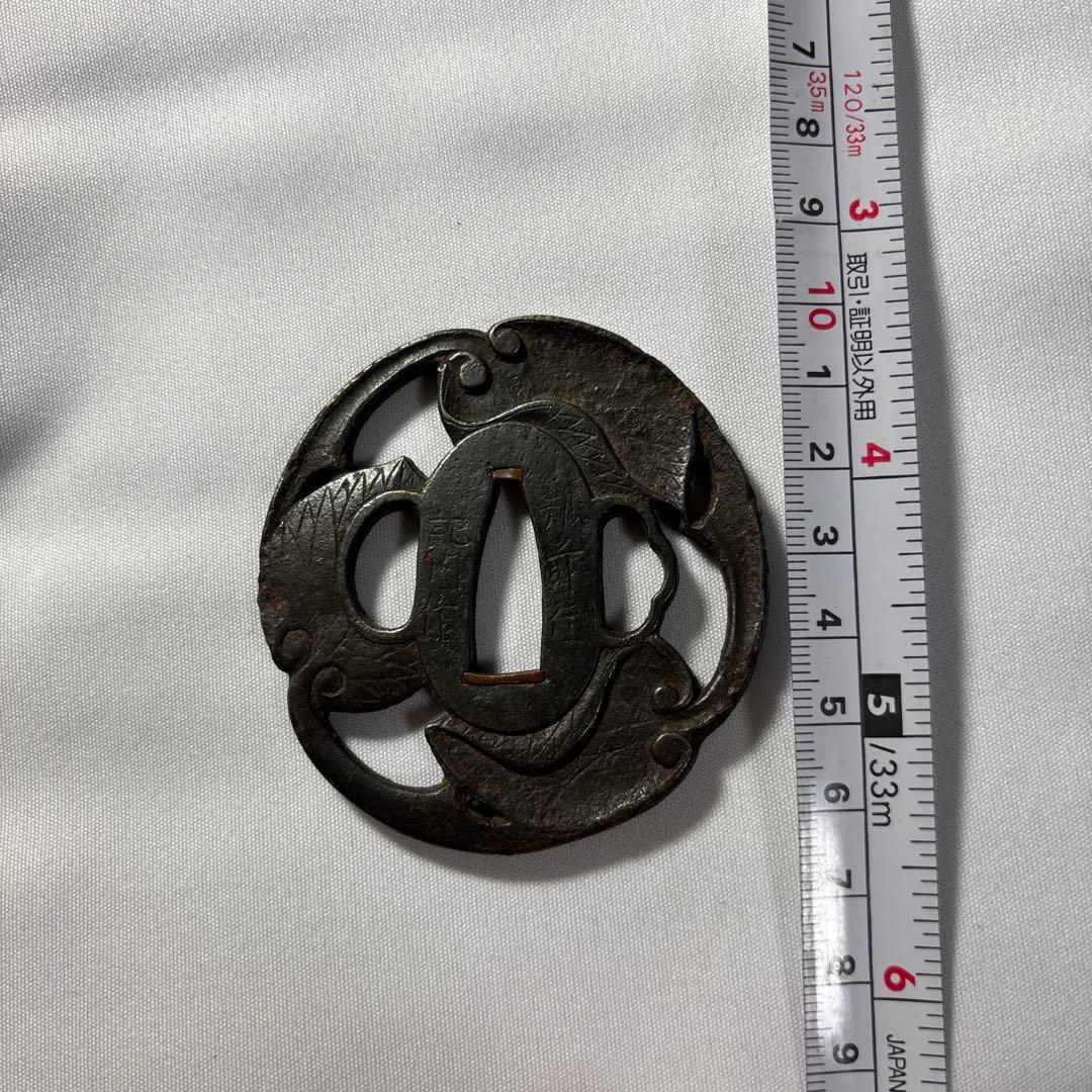 葉模様の鉄製鍔　越前住記内作　葵　葉　三つ葉葵