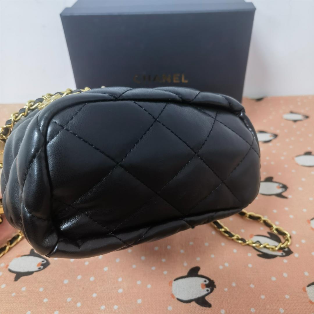 キルティング　ショルダーバッグ　チャーム　黒