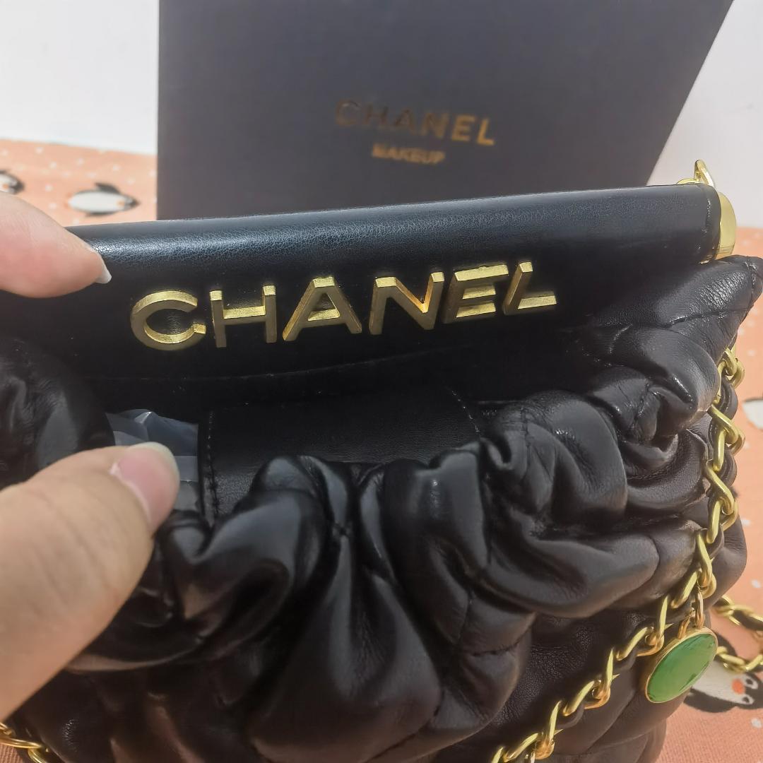 キルティング　ショルダーバッグ　チャーム　黒