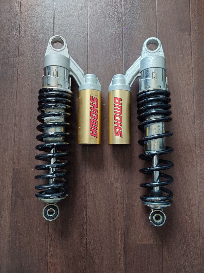 SHOWA　リアサスペンション