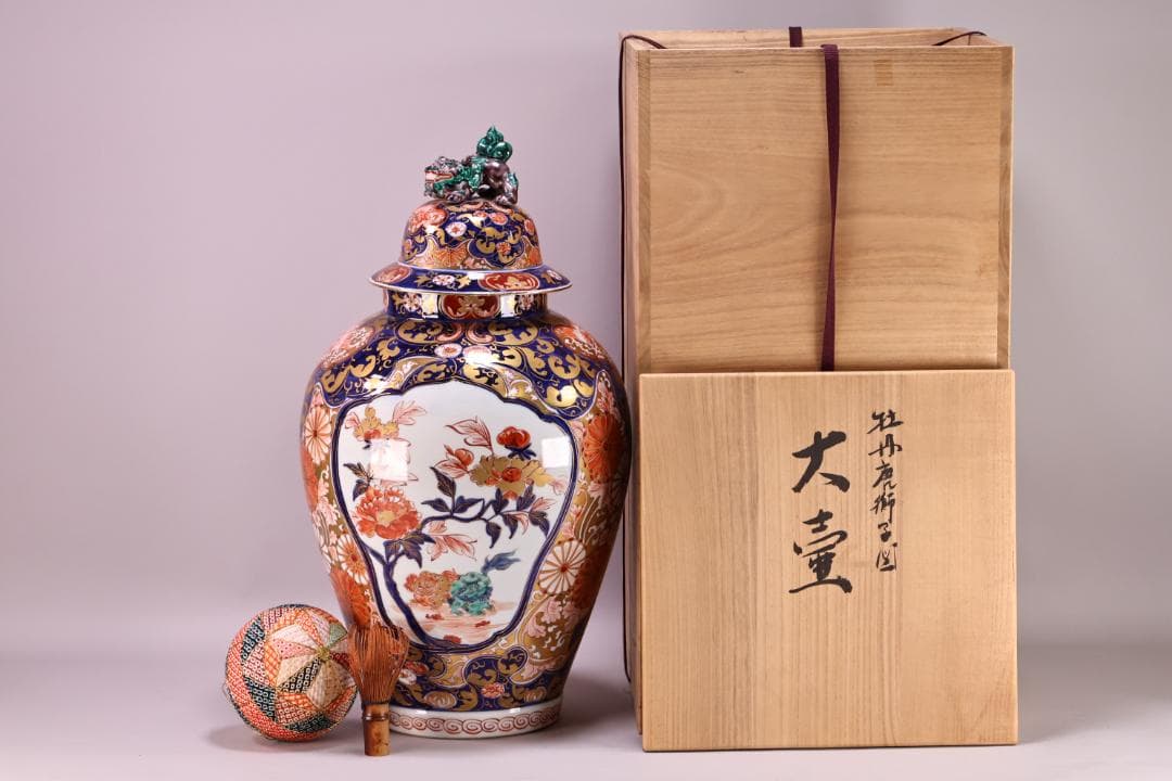 古伊万里　大明成化年製銘　牡丹唐獅子図　大壺　金彩　獅子摘蓋　54㎝ BJ179