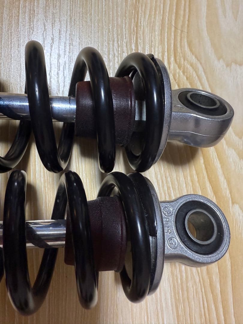 W800 純正リアサスペンション