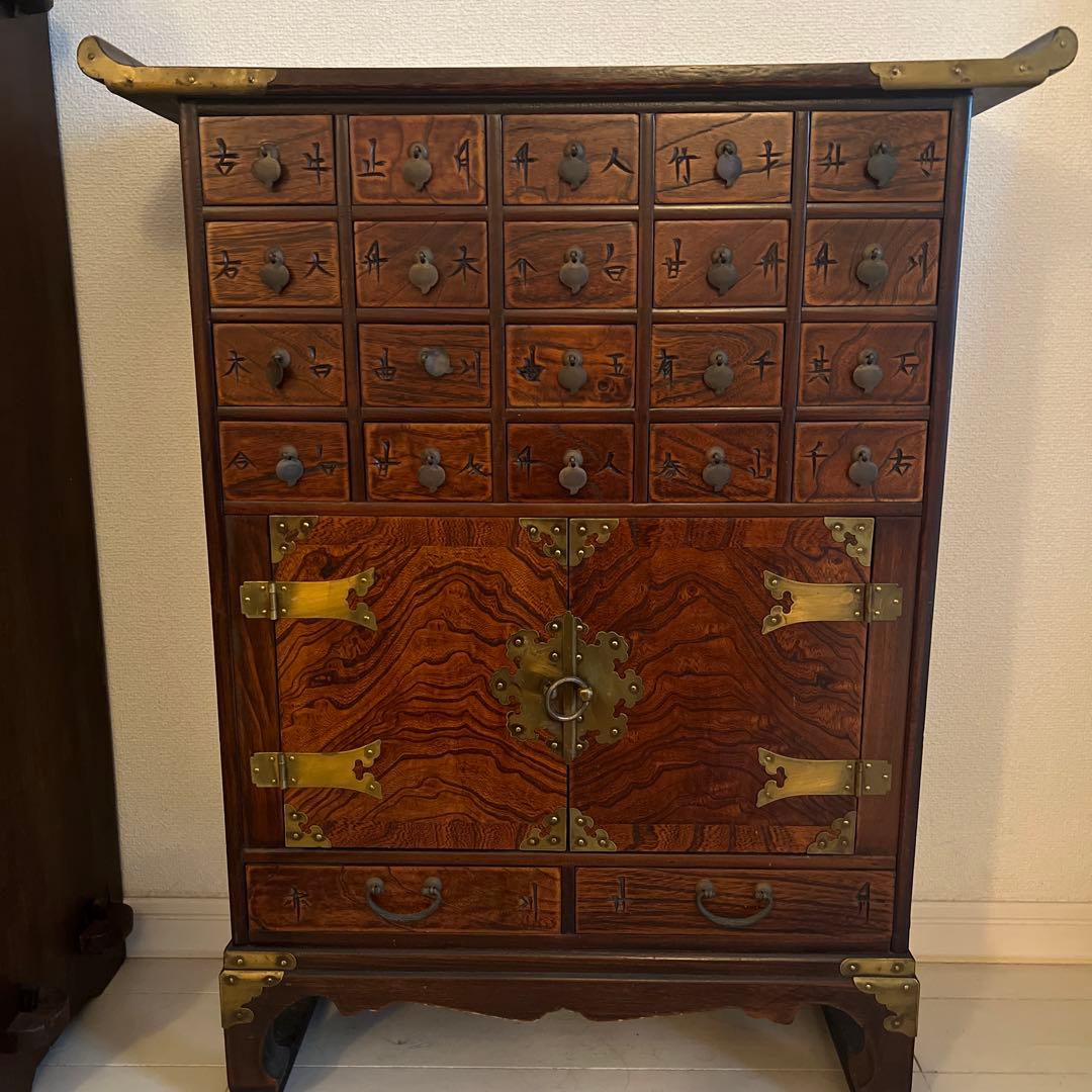 伝統的な木製箪笥 引き出し付き