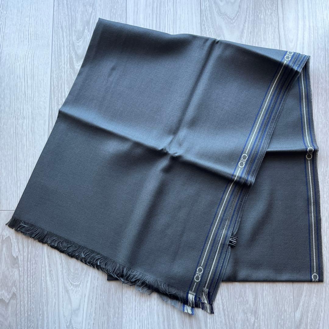 Salvatore Ferragamo ストール　グレー