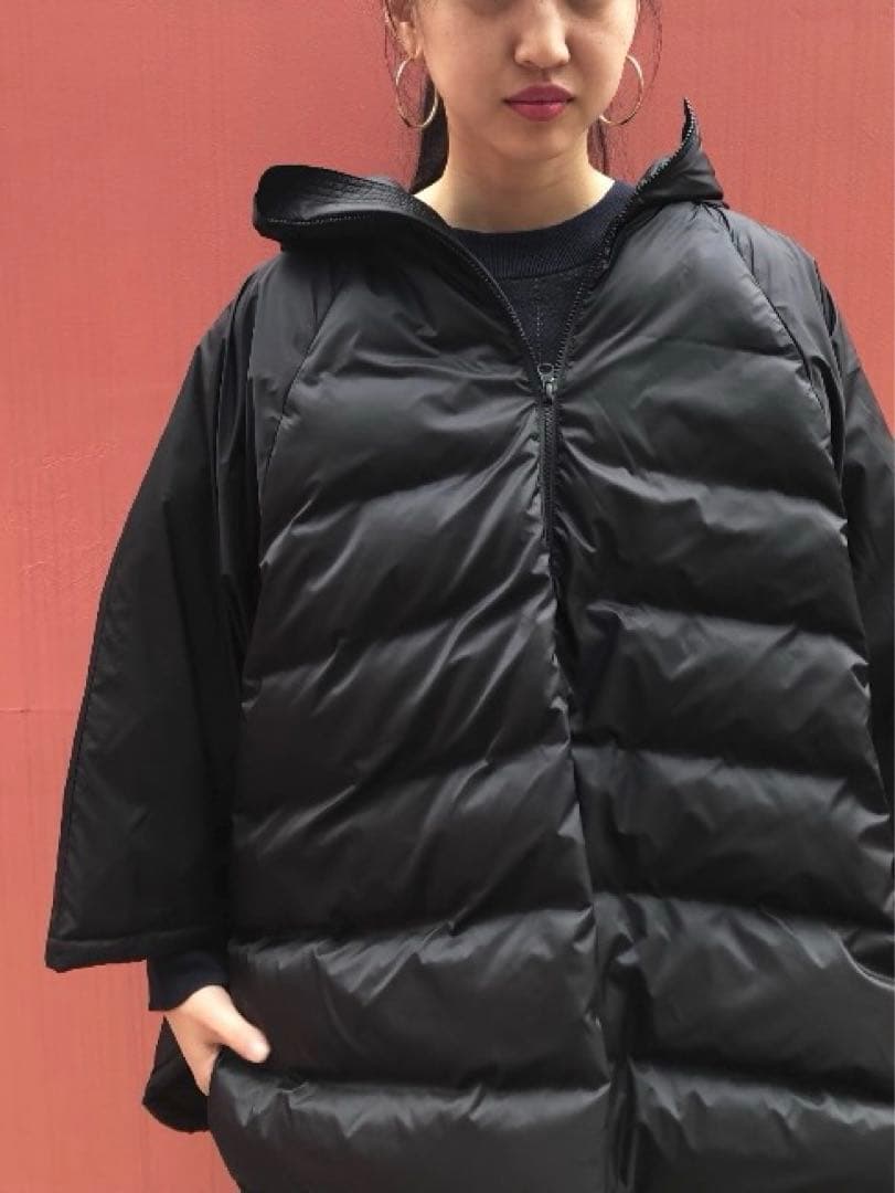 マーモット レイビームス別注 ダウンポンチョ フード ロゴ刺繍 黒