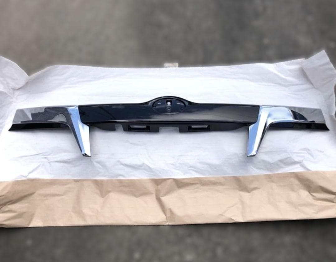 新品 トヨタ純正 エスクァイア 80系 後期 バックドア ガーニッシュ メッキ