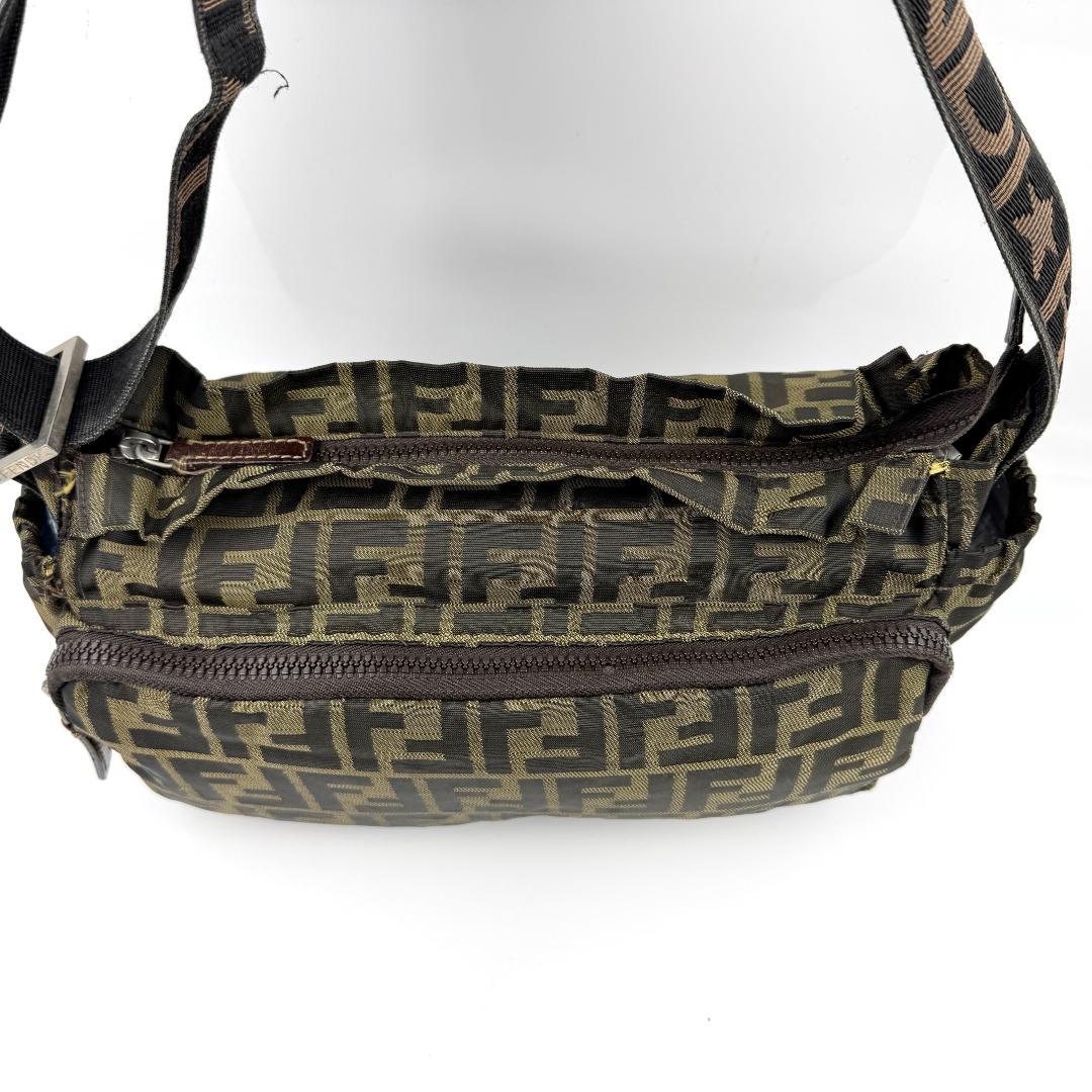 FENDI フェンディ　ショルダーバッグ　キャンバス　ズッカ　ロゴ　ストラップ