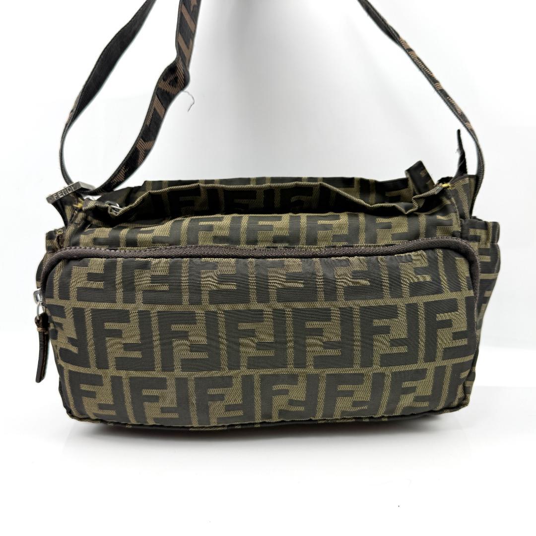 FENDI フェンディ　ショルダーバッグ　キャンバス　ズッカ　ロゴ　ストラップ