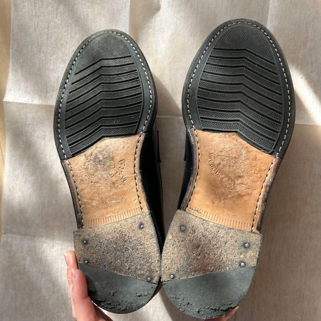 黒いレザー ローファー 金具付き