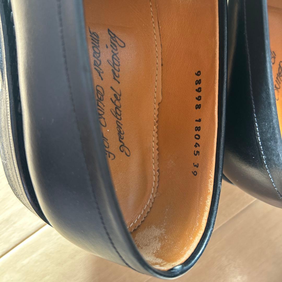 黒いレザー ローファー 金具付き