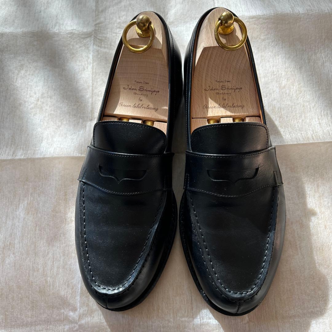 黒いレザー ローファー 金具付き