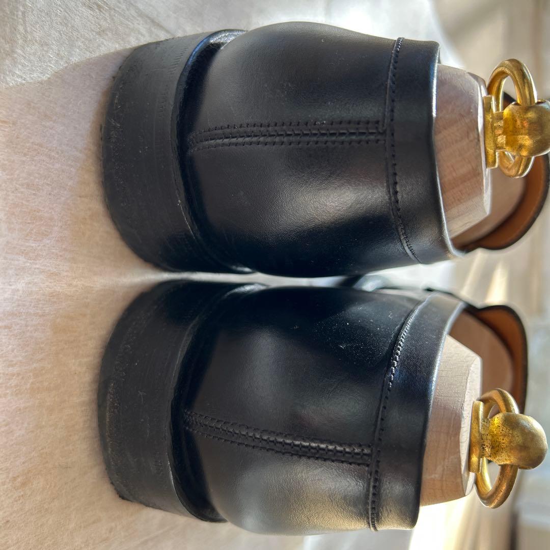 黒いレザー ローファー 金具付き