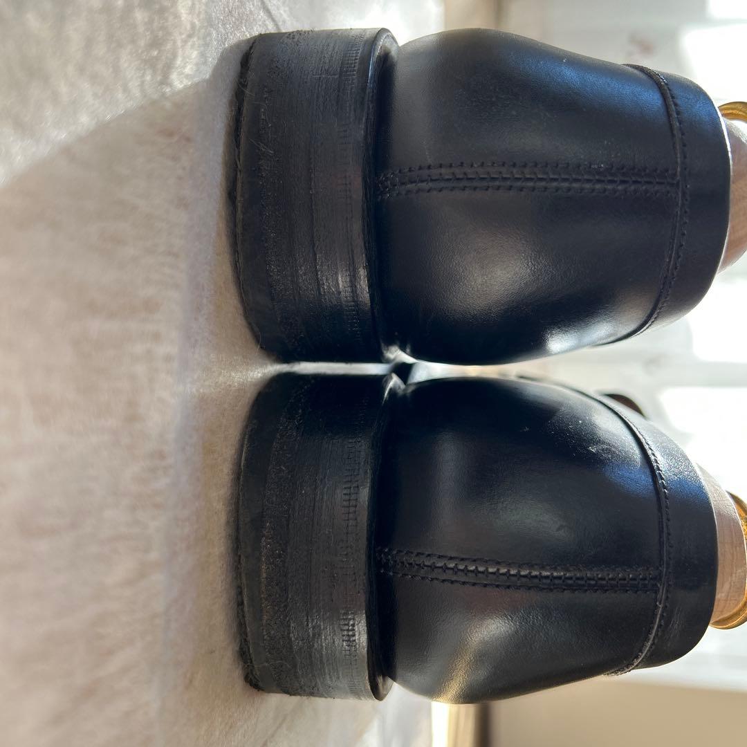 黒いレザー ローファー 金具付き