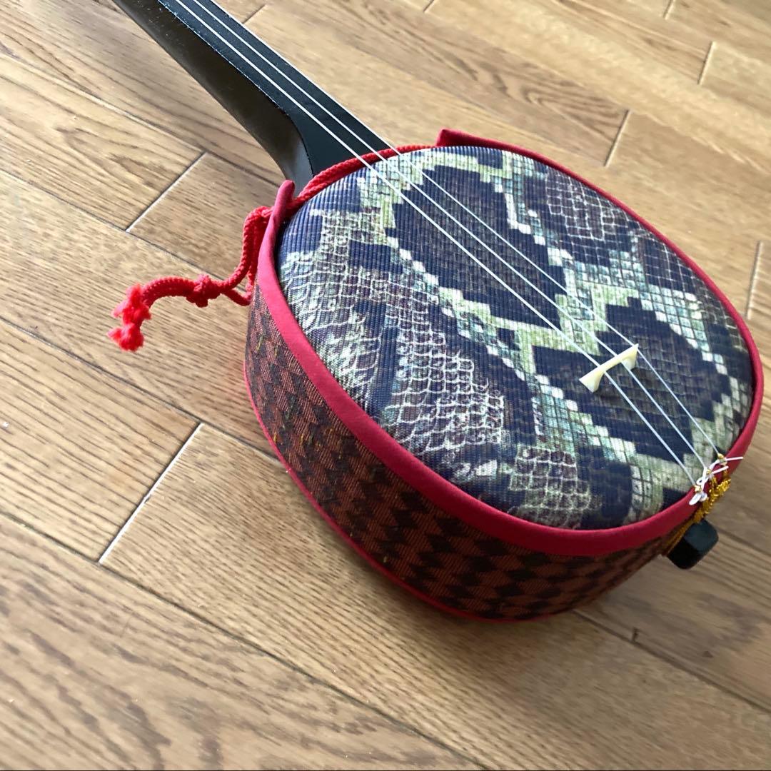 蛇皮「デザイン」の三線