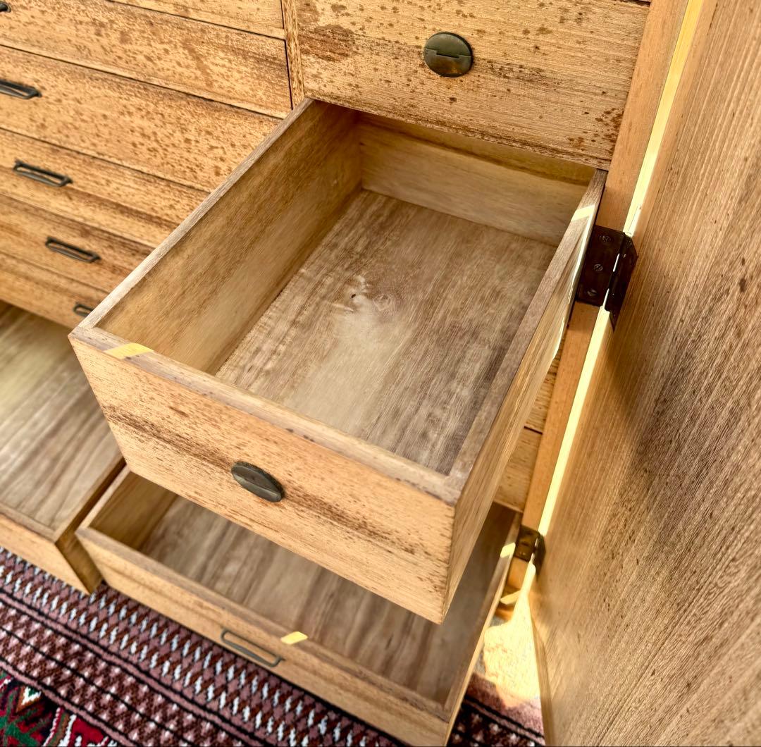 気づけば手放せない｜大正期 総桐 観音扉 小引出し箪笥