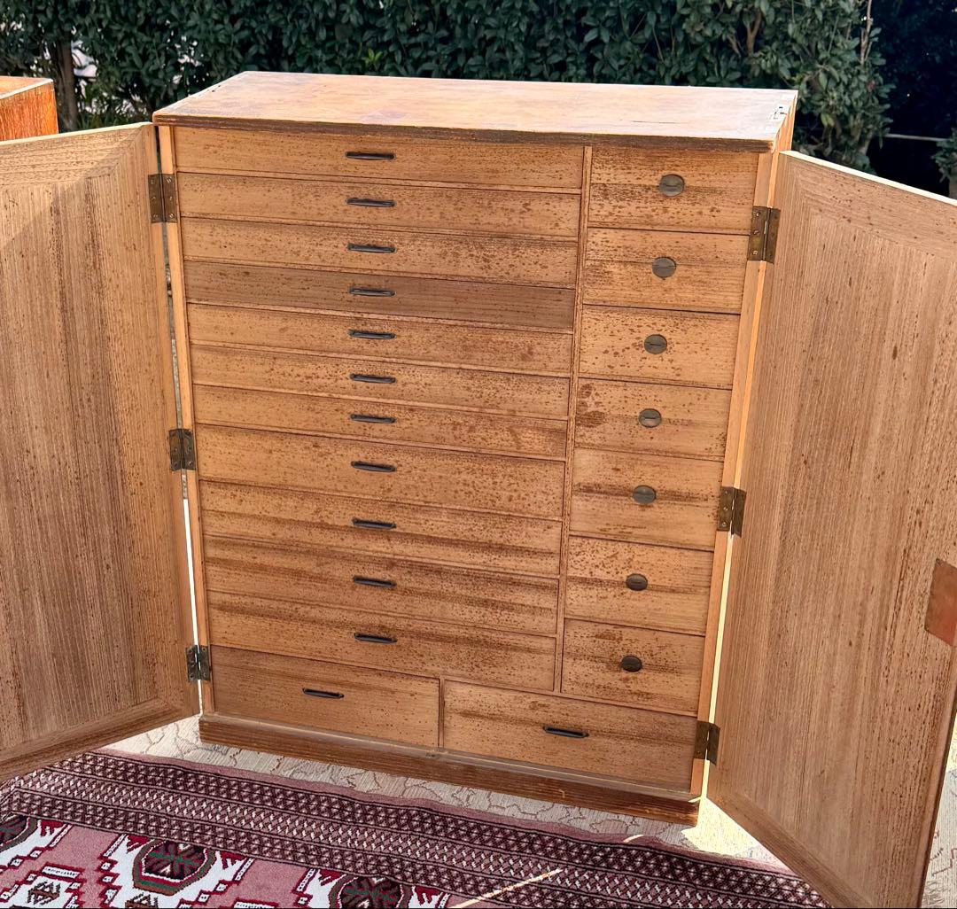 気づけば手放せない｜大正期 総桐 観音扉 小引出し箪笥