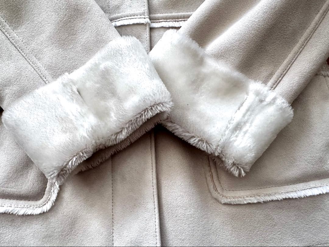 〈バーバリー〉フード付きムートンコート 160 ホワイト