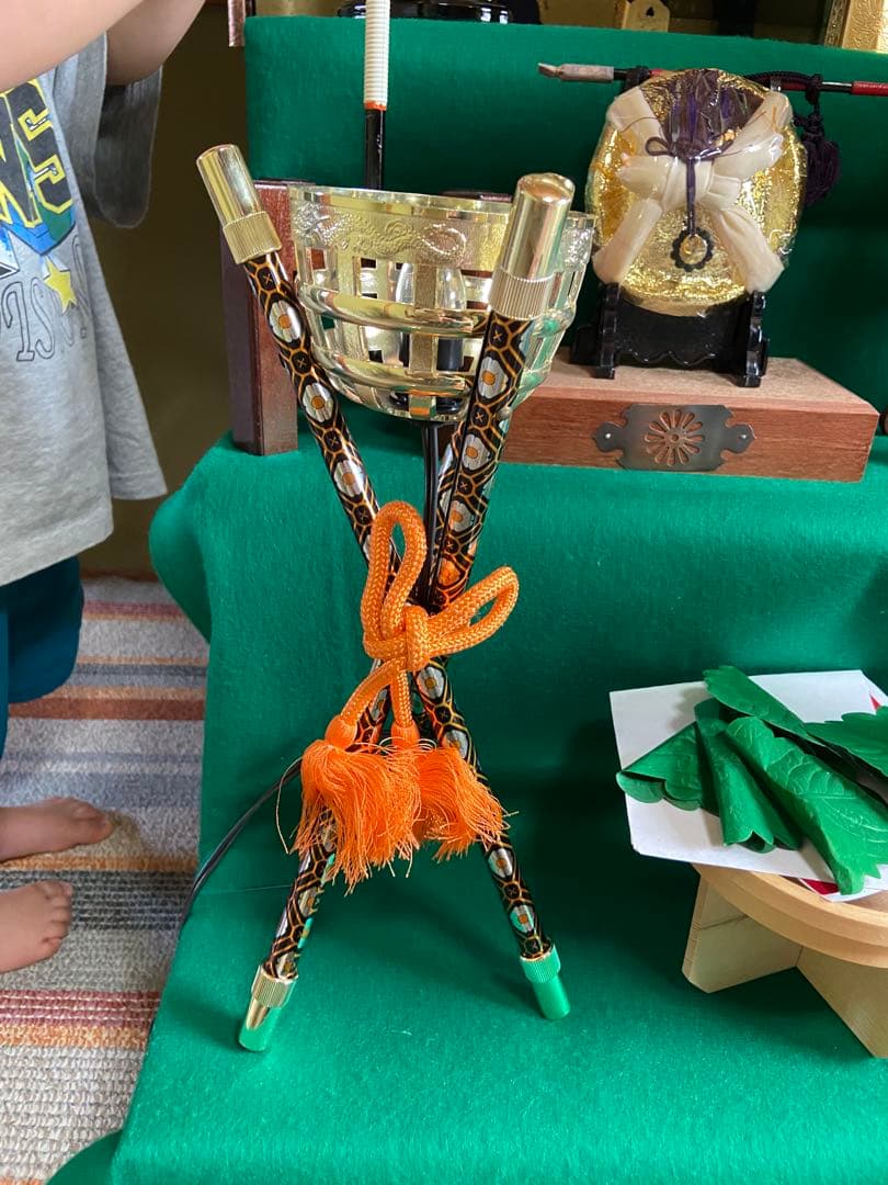 五月人形　兜飾り　端午の節句　こどもの日　金箔屏風　三段飾り