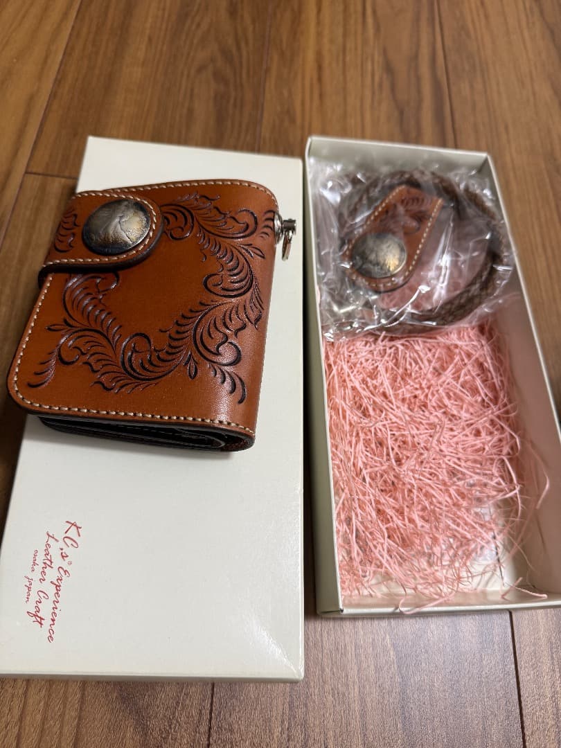 KC's ケーシーズ 二つ折り財布 牛革