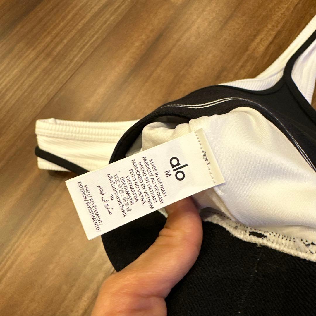 新品　alo ヨガブラ W9818R ブラック/ホワイト M