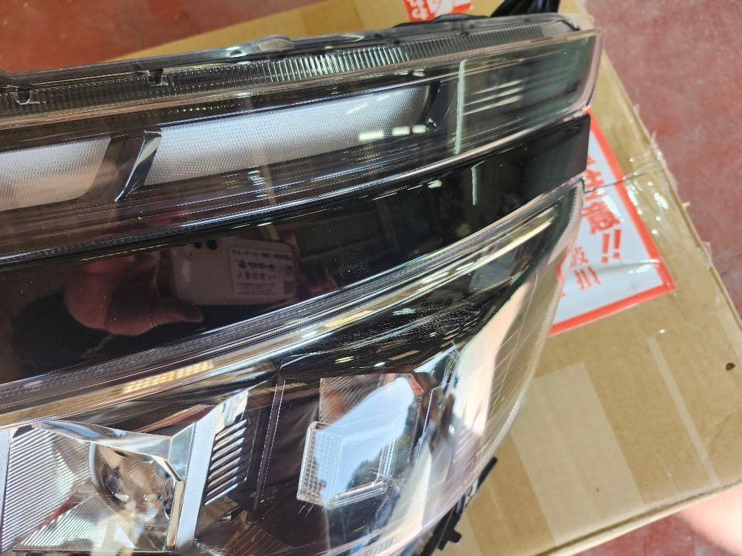 TOYOTA　ヴォクシー　左ヘッドライト