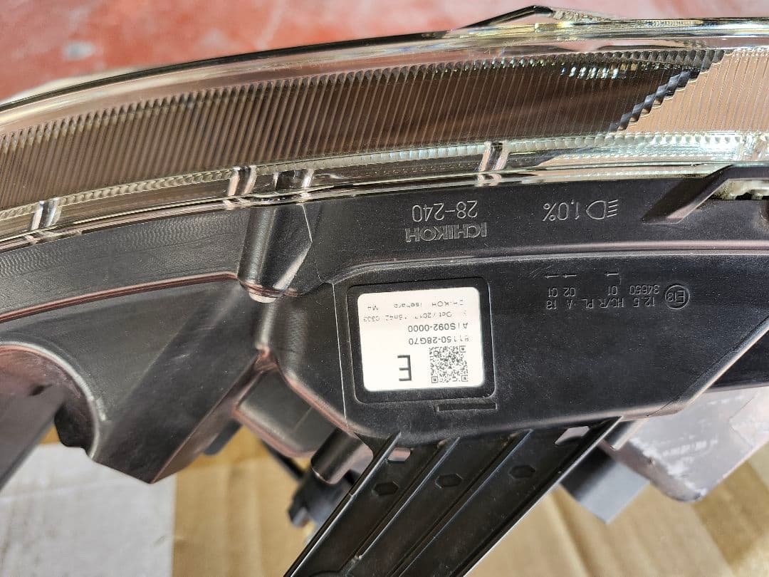 TOYOTA　ヴォクシー　左ヘッドライト