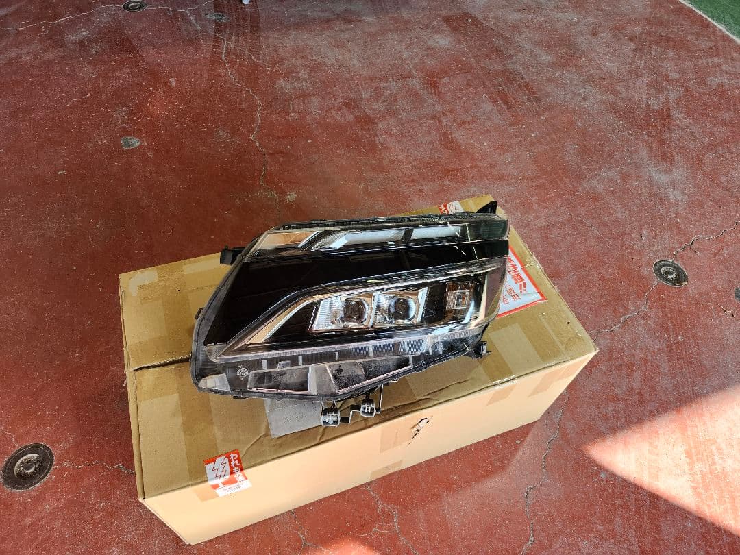 TOYOTA　ヴォクシー　左ヘッドライト